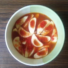 Siram salak dengan kuah asinan, lalu simpan ke dalam lemari es selama 30 menit. Sajikan.