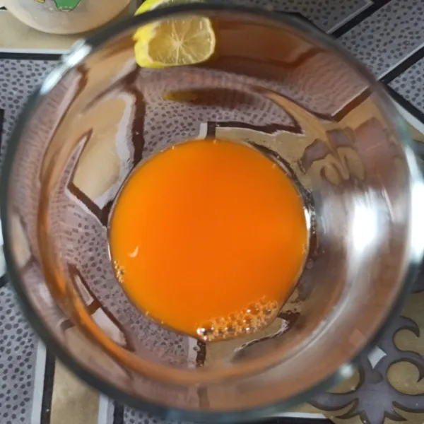 Siapkan sirup jeruk di gelas.