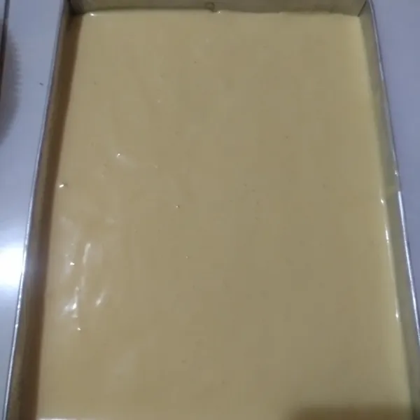 Tuang adonan ke dalam loyang bolu gulung yang sudah dioles-oles margarin dan diberi kertas baking kemudian panggang suhu 160° 20-25 menit atau sesuaikan oven.