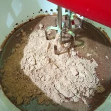 Tambahkan tepung terigu, coklat bubuk, susu bubuk dan baking powder sambil di ayak dan di kocok perlahan.