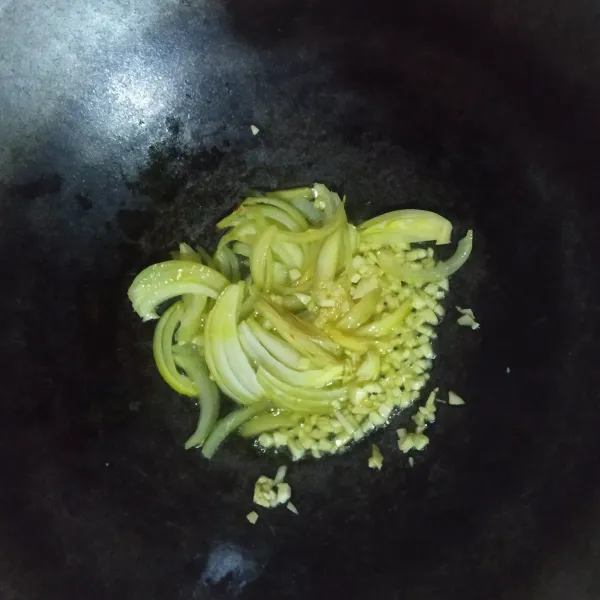 Tumis bawang bombay & bawang putih sampai layu & harum