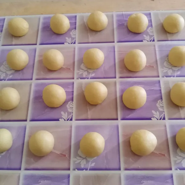 Bagi adonan masing-masing 25 gr kemudian bulatkan. Istirahatkan selama 15 menit.