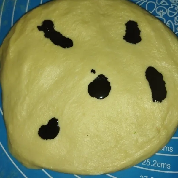 Lalu beri masing-masing pewarna untuk 3 bagian adonan, masing-masing pewarna kira-kira sebanyak 5 tetes, lalu aduk hingga pewarna makanan menyatu dengan adonan.