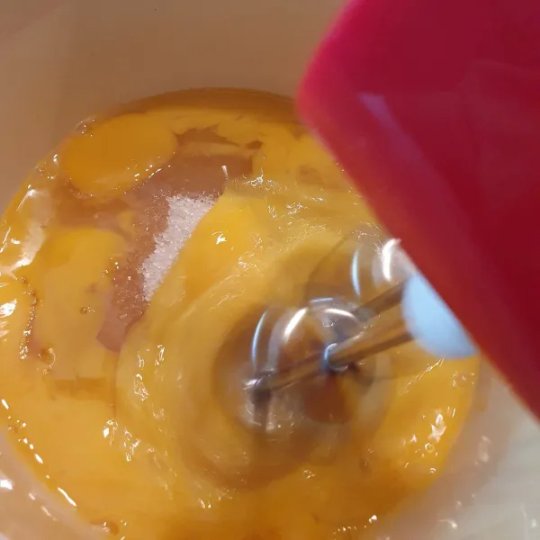 Mixer telur, gula dan emulsifier dengan kecepatan tinggi hingga kental berjejak.