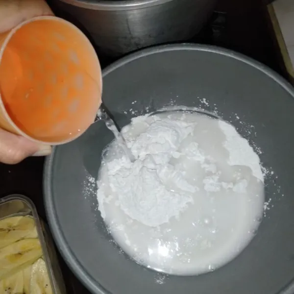 Buat adonan kres: Di wadah yang berbeda masukkan tepung tapioka, tepung beras, garam,  vanili, dan air lalu aduk sampai rata. kemudian tambahkan telur dan santan, aduk kembali hingga tercampur rata.