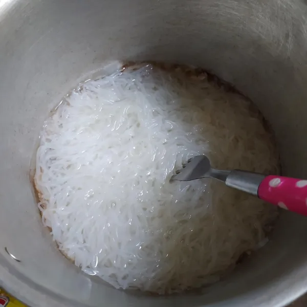 Seduh bihun jagung dengan air panas mendidih hingga mengembang. Angkat dan tiriskan.