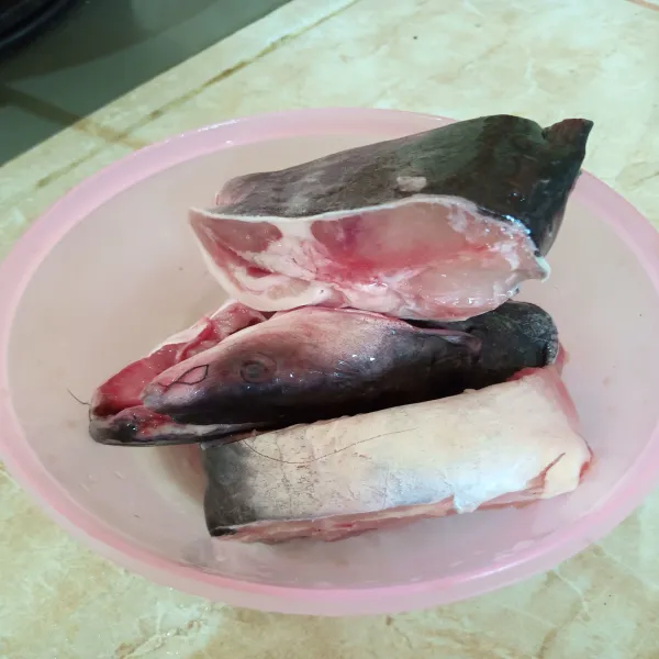 Cuci bersih ikan, potong-potong dan lumuri dengan air jeruk.