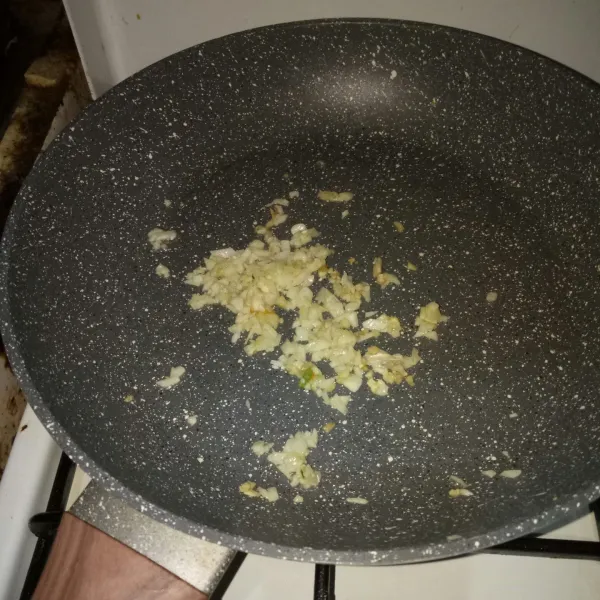 Tumis bawang putih cincang dan jahe cincang hingga harum.