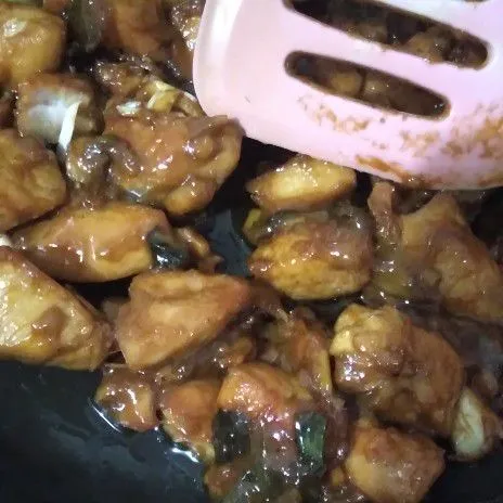 Tumis dengan sedikit minyak jahe dan daun bawang sampai wangi, lalu masukkan ayamnya, beri air masak sampai mengental.