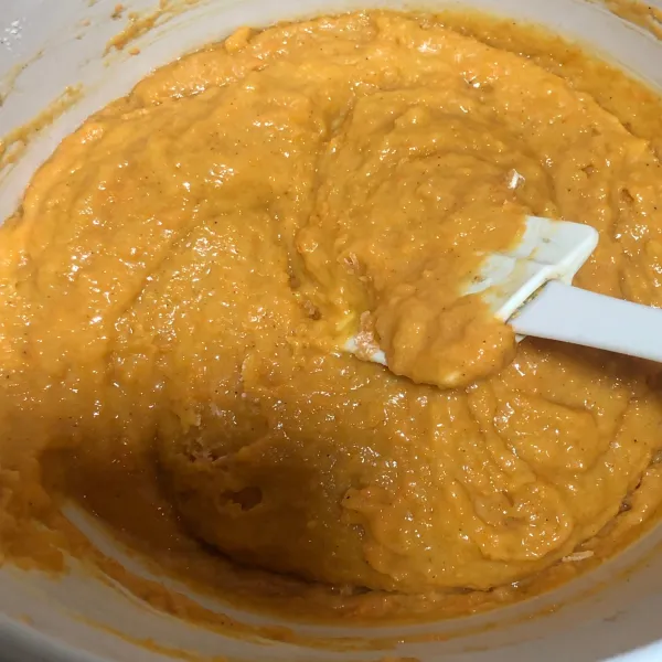 Masukkan wortel yang sudah di parut, lalu kocok lagi dengan kecepatan sedang. Terakhir masukkan campuran tepung terigu, baking powder, kayu manis, dan soda kue sambil di ayak. Aduk kembali dengan spatula saja, lalu sisihkan.