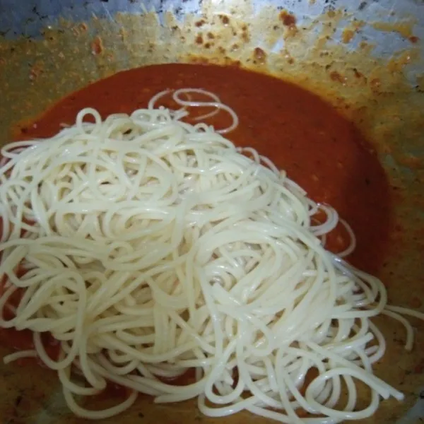 Masukan spaghetti aduk rata