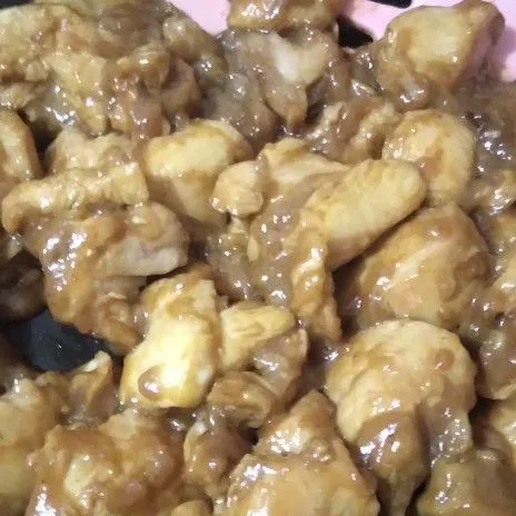 Panaskan teflon dengan api kecil, beri sedikit minyak, lalu masukkan ayam. Aduk terus sampai berubah warna. Sisihkan.