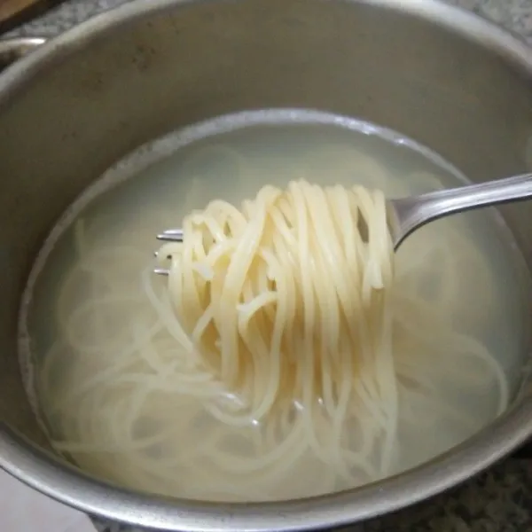 Rebus pasta spaghetti sesuai dengan petunjuk di kemasan, tiriskan.