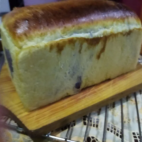 setelah matang, keluarkan roti dari oven, lalu biarkan dahulu sekitar 15 menit, lalu keluarkan roti dari loyang, diamkan roti hingga benar-benar dingin, baru roti bisa dipotong-potong.