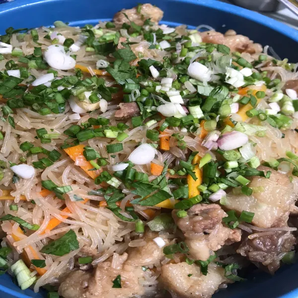 Lalu tumis bumbu halus sampai berbau harum dan dicemplugi bawang pre kemudian masukkan wortel, jika wortel terlihat sudah empuk masukkan tetelan daging sapi lalu masukkan bihun yg sudah direndam, masukkan garam, gula, lada, saus tiram kecap asin. Koreksi rasa dan jika sudah oke tunggu bihun sampai bener2 matang baru diangkat ya.