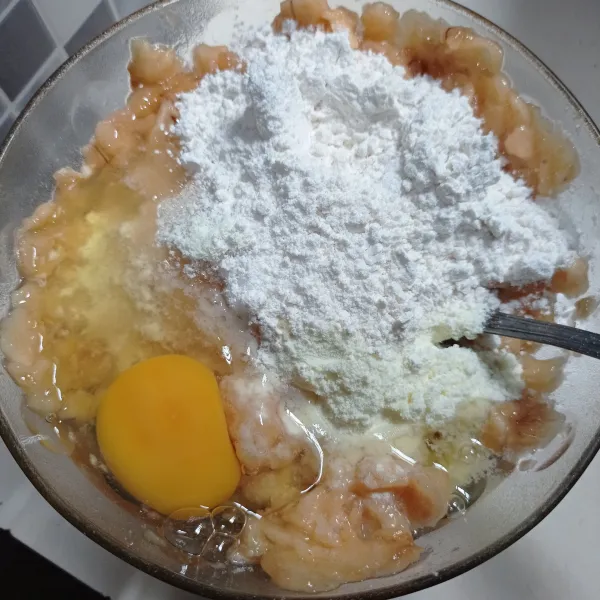 Lalu, masukan tepung terigu, telur, susu bubuk, garam, dan gula pasir ke dalam pisang yang sudah dihaluskan.