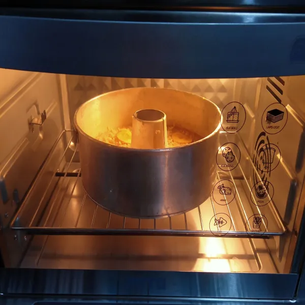 Panggang selama kurang lebih 40 menit dengan suhu 175C (tergantung oven masing-masing), jangan lupa panaskan oven 10 menit terlebih dahulu).