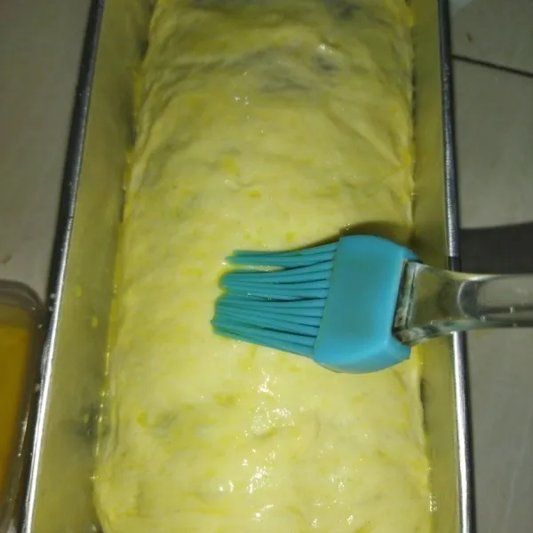Lalu jika sudah 30 menit, oles roti dengan egg wash.