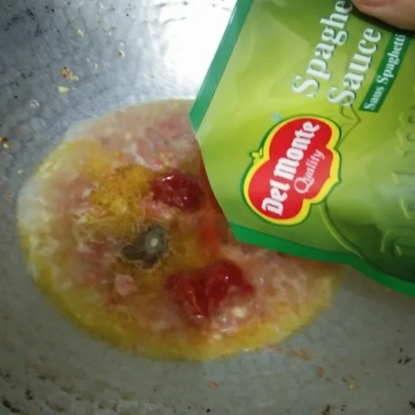 Masukan air biarkan mendidih, beri garam, kaldu jamur, merica bubuk, gula pasir, saus tomat, fiber creme dan saus spaghetti aduk rata, koreksi rasa.