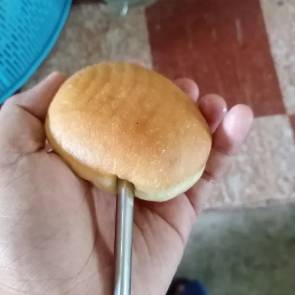 Setelah dingin, lubangi tengahnya menggunakan sumpit. Kemudian isi dengan selai strawberry.