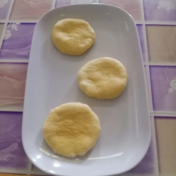 Kemudian pipihkan adonan. Diamkan kembali selama 1,5 jam.