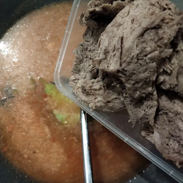 Kemudian potong daging sapi sesuai selera, lalu masukkan ke dalam kuah yang sudah di bumbui.