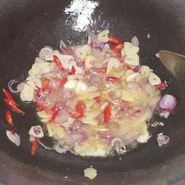 Tumis bawang putih, bawang merah dan cabai merah keriting dengan secukupnya minyak goreng hingga harum dan sedikit kecoklatan.
