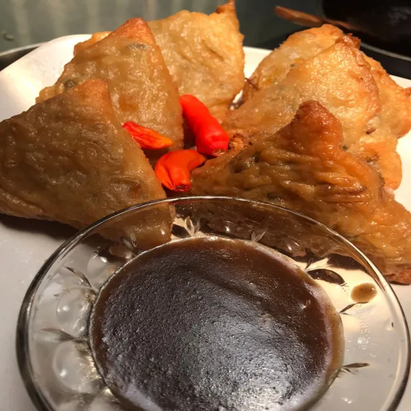 kulit martabak yang sudah didieemkan 45 menit, diambil sedikit2 lalu pipihkan menggunakan plastik diatas wadah yg rata kemudian isi dengan bihun dan dilipat bentuk segitiga atau persegi. Setelah itu baru digoreng dengan api panas.