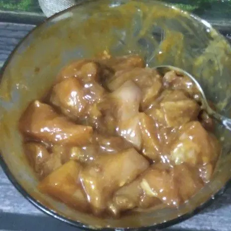 Masukkan ayamnya, aduk rata dan biarkan selama 15 menit. Lalu tambahkan tepung maizena nya. Aduk rata lagi.