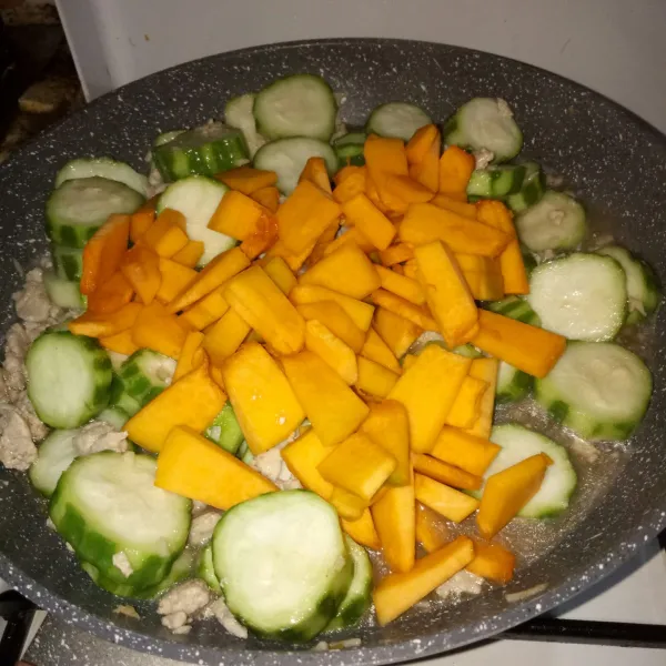 Masukkan kabocha, aduk rata. Masak hingga kabocha agak empuk, beri minyak wijen, lalu sajikan.