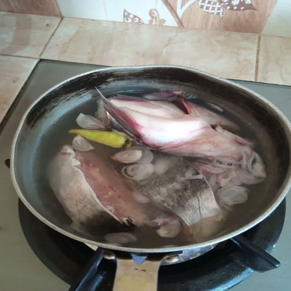 Masukkan ikan, garam, dan kaldu totole. Masak sampai ikan matang.
