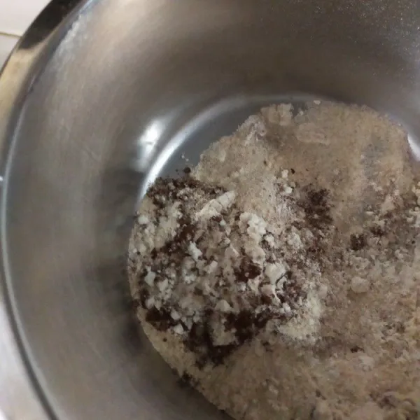 Ayak coklat bubuk, terigu, tepung gandum dan garam. Aduk rata dengan gula pasir.