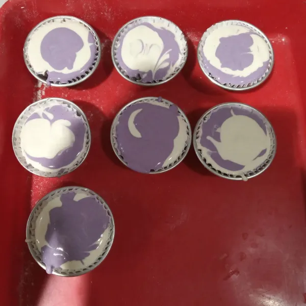 Tuang secara berselang-seling pada cetakan bolu kukus mekar yang sudah dialasi paper cup.