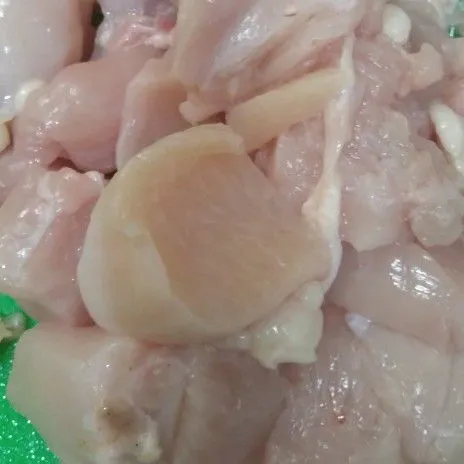 Ayam filet di cuci dan di iris tebal.