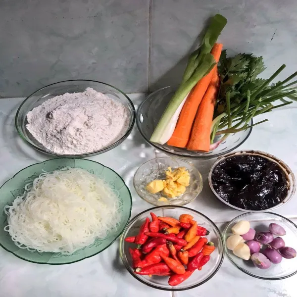 Siapkan bahan-bahan yang dibutuhkan dan cuci bersih terlebih dahulu.