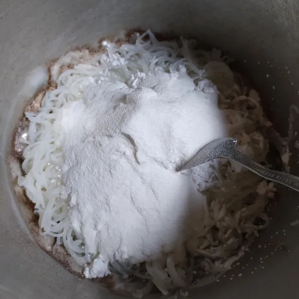 Campurkan bihun dengan tepung tapioka, gula pasir, garam halus dan santan kental instan. Aduk rata.