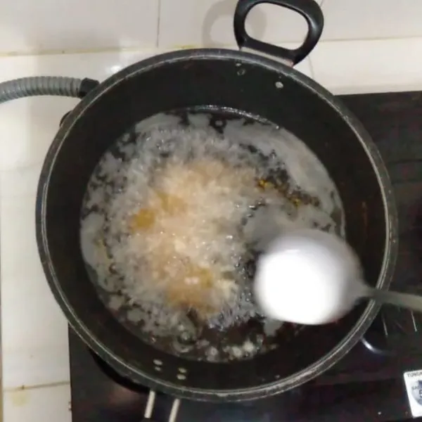 Panaskan minyak goreng, masukkan adonan kres dengan melingkari wajan.