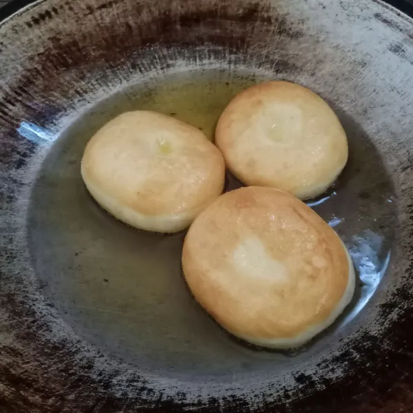 Goreng dalam minyak panas api kecil sampai kecoklatan. Cukup sekali balik.