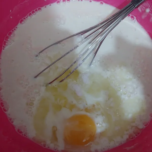Untuk bahan kulit, ampur tepung, susu dan telur kocok hingga merata.