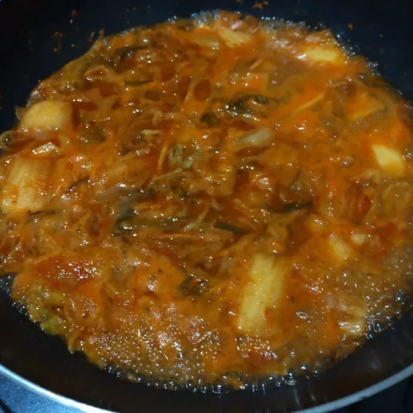 Masukan air cucian beras dan air kimchi. Masak hingga mendidih lalu tutup pancinya. Masak dengan api kecil 15 menit.