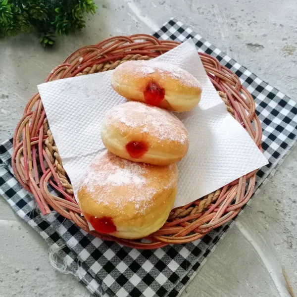 Taburi dengan gula halus. Sajikan.