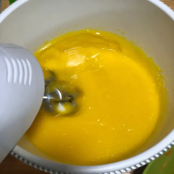 Dalam wadah kocok kuning telur, gula kastor, minyak, dan garam dengan kecepatan sedang.