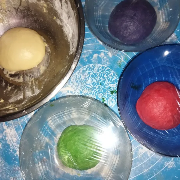 Setelah 3 adonan diberi pewarna makanan, tutup masing-masing adonan dengan plastic wrap, lalu istirahatkan adonan hingga mengembang 2 kali lipat sekitar 45 menit sampai 1 jam.