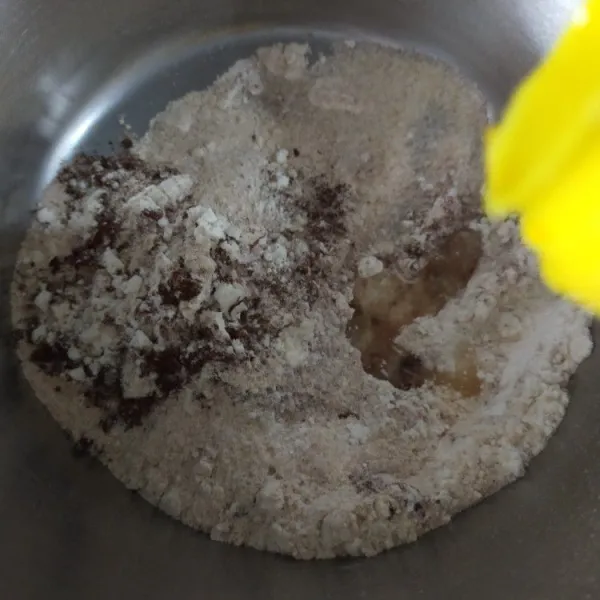 Masukan minyak, aduk rata dengan tangan hingga berbulir.