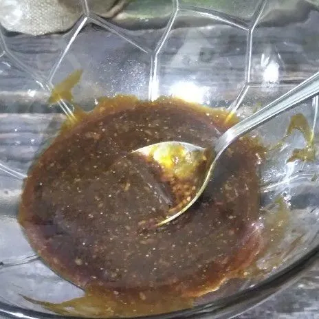 Dalam mangkuk campurkan saus tiram, saus tomat, minyak wijen, kecap manis, garam, merica dan kaldu jamur. Aduk rata.
