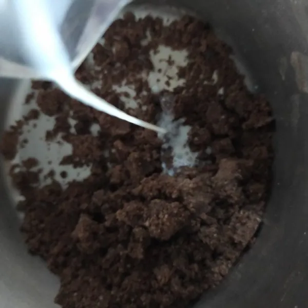Masukan 15gr susu dulu, aduk rata. Jika masih kurang bisa di tambahkan sesuai kebutuhan.