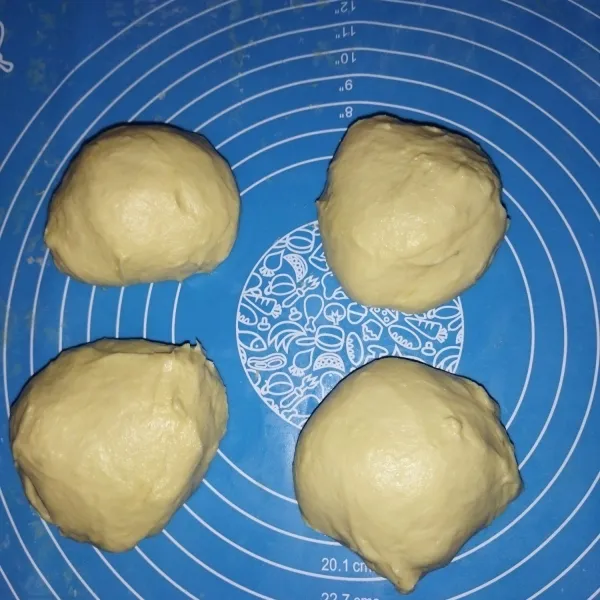Bulatkan adonan, lalu bagi adonan menjadi 4 bagian, yaitu 1 bagian dibiarkan putih dan 3 bagian diberi pewarna makanan.