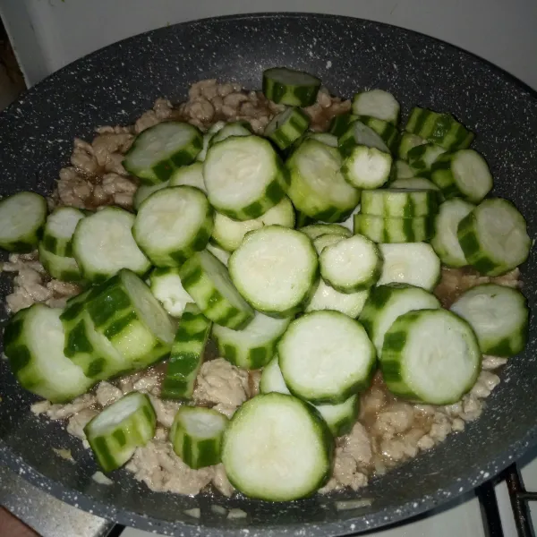 Masukkan oyong, lalu aduk rata.