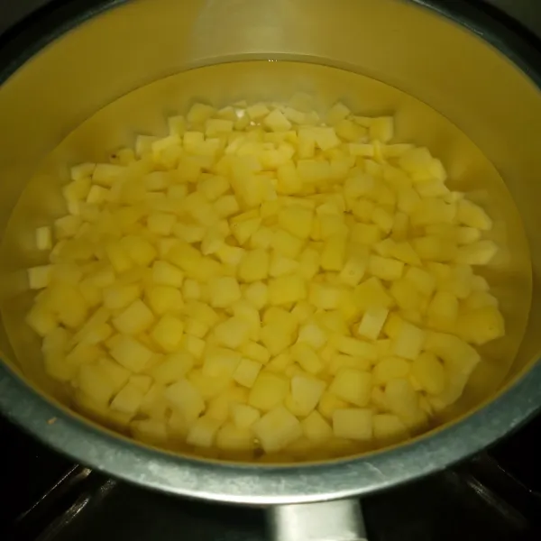 Kupas kentang dan potong kotak kecil. Rebus sampai matang kemudian tiriskan.