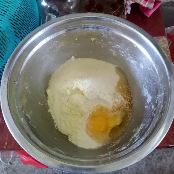 Campur telur, terigu, gula pasir, susu bubuk, ragi instan dan air.